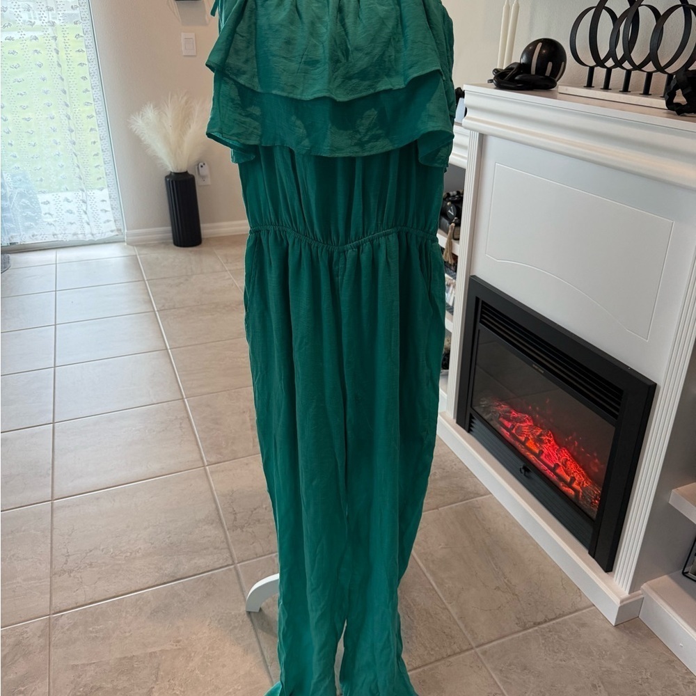 2 x 20$ Emerald Green Ruffled Jumpsuit with Wide-Leg Design